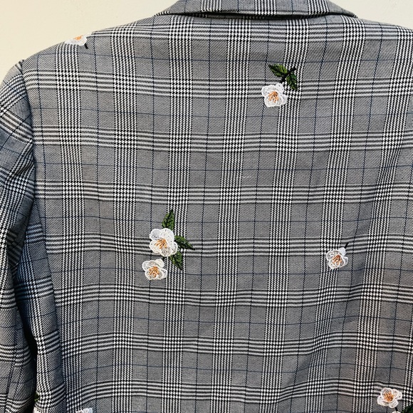 Forever 21 Blk & White Blazer w/ Embroidered Flowers - Picture 6 of 8
